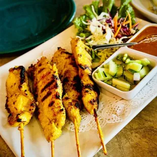 Chicken satay with yummy peanut sauce