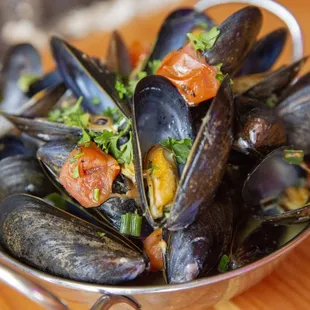 Mussels in saffron broth