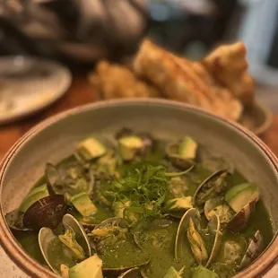 Little neck clams with bread