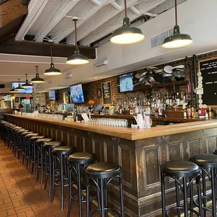 Long long, cozy bar to spend hoursssssss...