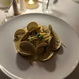 Linguine with white clam sauce