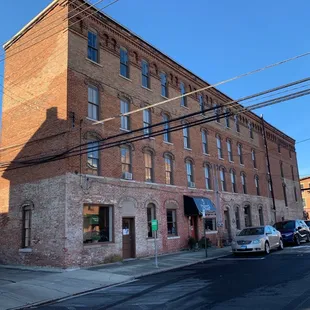 a view of the outside of the building