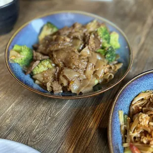 Pad Sea Eiw - Flat rice noodles sautéed with egg, broccoli and black soy sauce