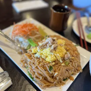 Chan Pad Poo (Thai noodle with crab, egg, onions)