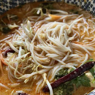Kowpoon (coconut curry noodle soup)