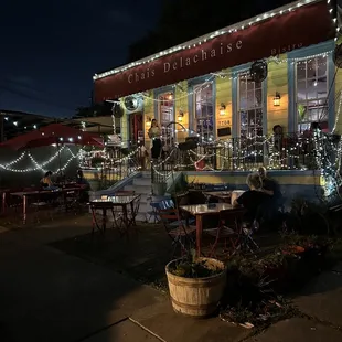 the outside of a restaurant at night