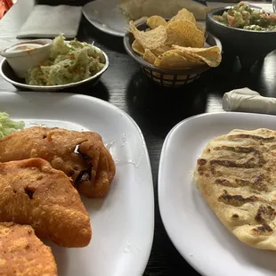 Pupusa, Guacamole, mega-quesedilla, mini empanada