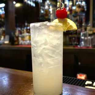 Tom Collins: lemon juice, gin, simple syrup, club soda