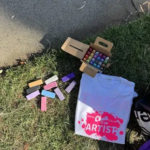 Artists receive a T-shirt and 10 pieces of professional chalk!