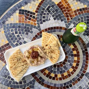 Hummus with Pita, lemon pop