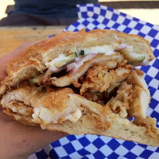 Crispy chicken sandwich (with mayo &amp; cucumber slices)