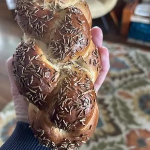 a person holding a challahrado