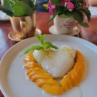Mango with sticky rice (seasonal)