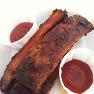 a plate of ribs and ketchup