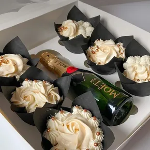 6 Cupcakes, with mini bottle of champagne