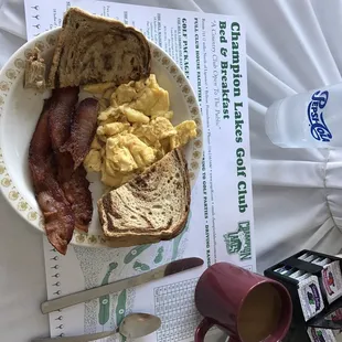 Simple but delicious breakfast in the golf course dining room.
