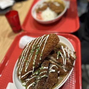 a plate of fried chicken with gravy