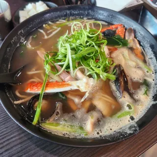 WHITE SEAFOOD NOODLE