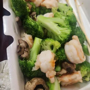 Diet shrimp and vegetable with sauce on side