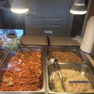 They have ricenoodles available .You can make half half with rice or chowmein.goood