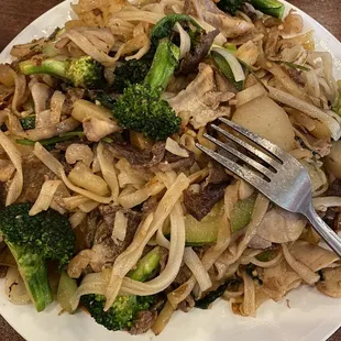 a plate of noodles and broccoli