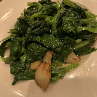 Stir fry green snow peas with garlic