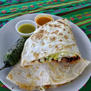 Quesadilla: Carne, Lechuga, Queso, Cebolla, Cilantro, Crema, Salsa / Meat, Lettuce, Cheese, Onion, Cilantro, Cream, Sauce