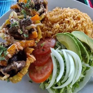 Canastas de Tostones con Fajitas, Arroz, Ensalada / Green Plantain Baskets with Fajitas, Rice, Salad