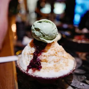 Shaved ice on the bottom, drizzled with red bean paste and roasted soybean powder, topped with green tea ice cream. Wow, the shaved ice!