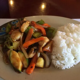 Scallop with garlic sauce and white rice.