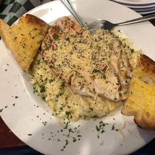 Fettuccine Alfredo w/ Grilled Chicken