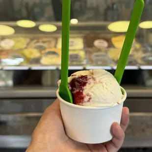 White Chocolate Raspberry Truffle / @tableformin