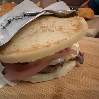 Arepas Rellena De Bistec