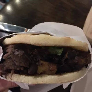 Arepas Rellena De Puerco