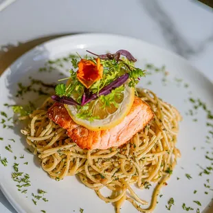 garlic noodle with salmon