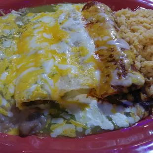 Trio Enchiladas 5/5 Excellent. Great New Mexico Style Red Sauce. Tasty Refritos. Loaded Cheese Enchie. Chunky Beef. Nice.