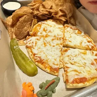 Kids pizza with house chips