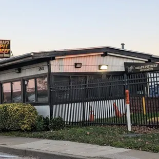 the outside of a restaurant