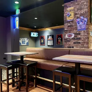 Classic sports bar atmosphere. Same menu as the lobby bar, so you have a choice.