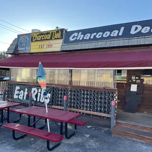 the outside of the restaurant