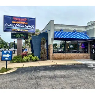 Charcoal Delights.(Foster Ave/Kedzie Ave) Drive Thru.Parking.Breakfast Dinners Hotdogs Charcoal Burgers Beef Chicken Salads Desserts!Cool!
