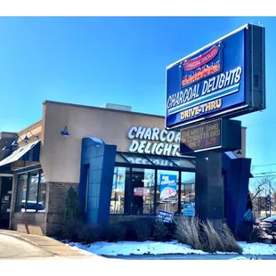 Charcoal Delights.(Foster Ave/Kedzie Ave) Drive Thru.Parking.Breakfast Dinners Hotdogs Charcoal Burgers Beef Chicken Salads Desserts! Cool!
