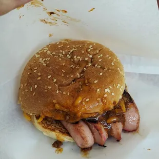 Grilled frankfurter with chili.