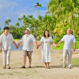Love this family wearing all white with the greenery backdrop.