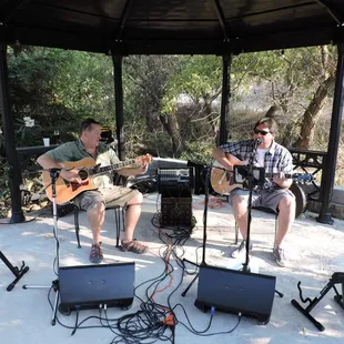 Live music on the patio at Charles R Vineyards