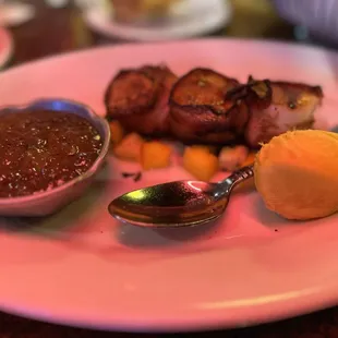 Bacon wrapped scallops with mango salsa