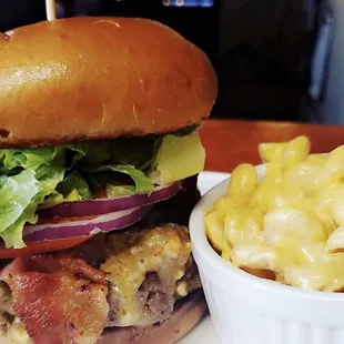 Hamburger with side Mac &amp; Cheese