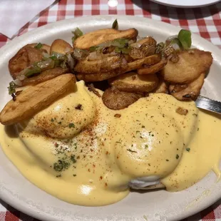 Classic eggs Benedict