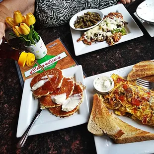 a plate of breakfast food
