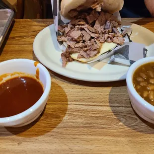 Brisket sandwich w/ baked beans